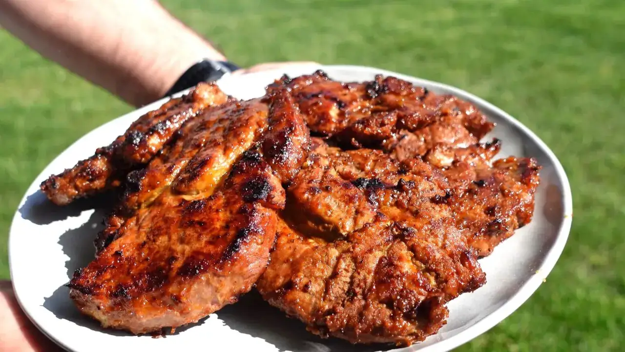 soczysta karkówka z grilla na talerzu