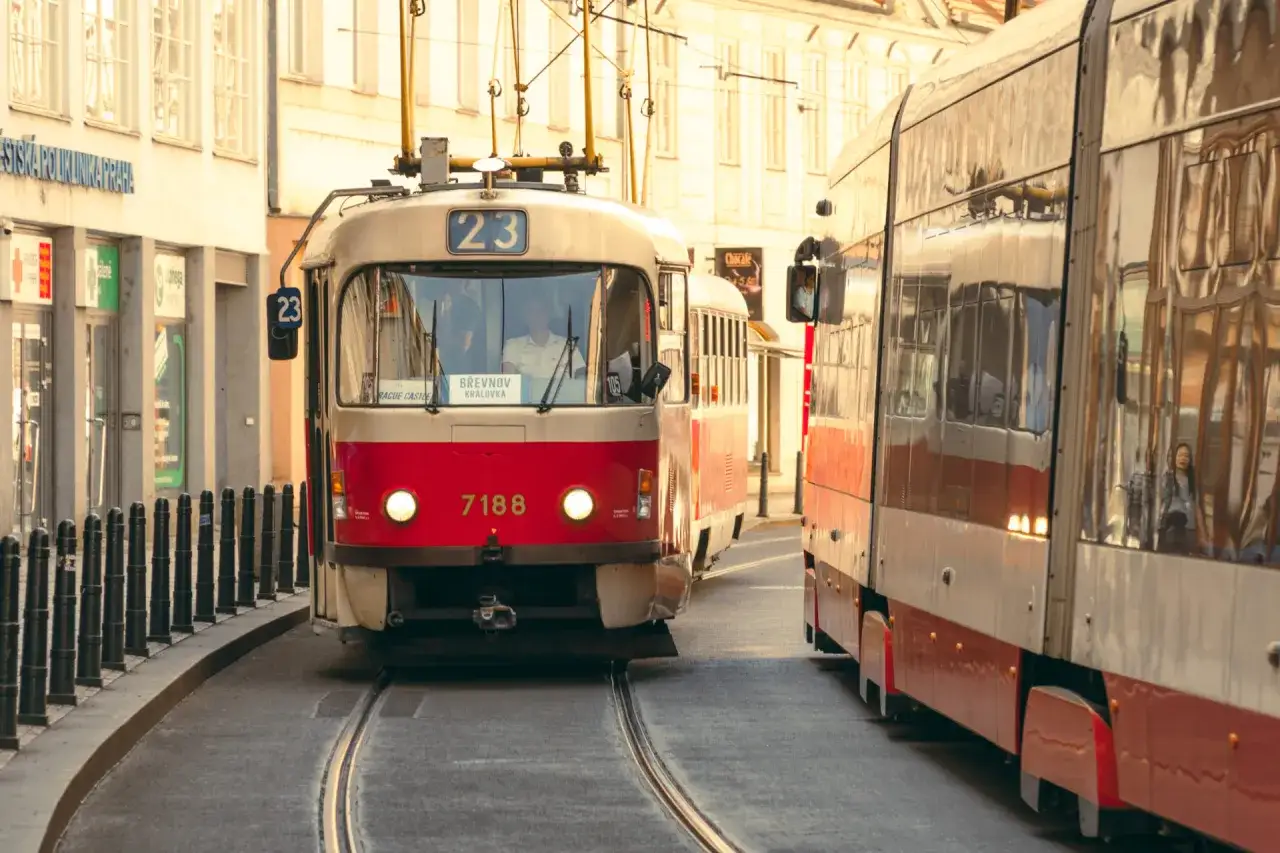 Dwa tramwaje w Pradze. Czy Praga jest droga? Transport publiczny jest tani, ale ceny w centrum mogą być wyższe.