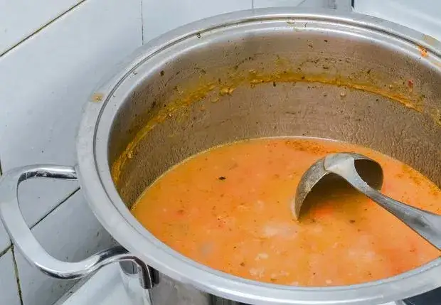 Zważona śmietana w zupie i prawidłowo zabielona zupa