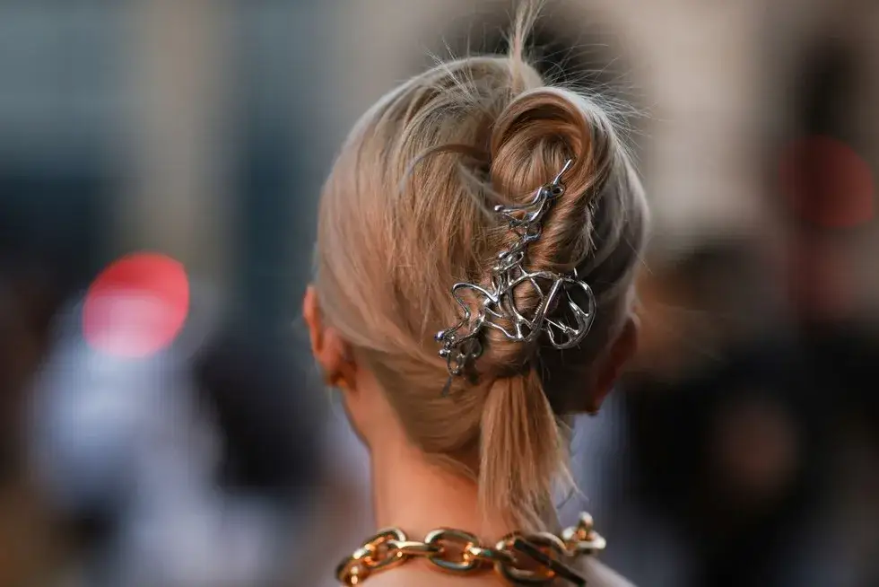 Kreatywne stylizacje z klamrą do włos&oacute;w