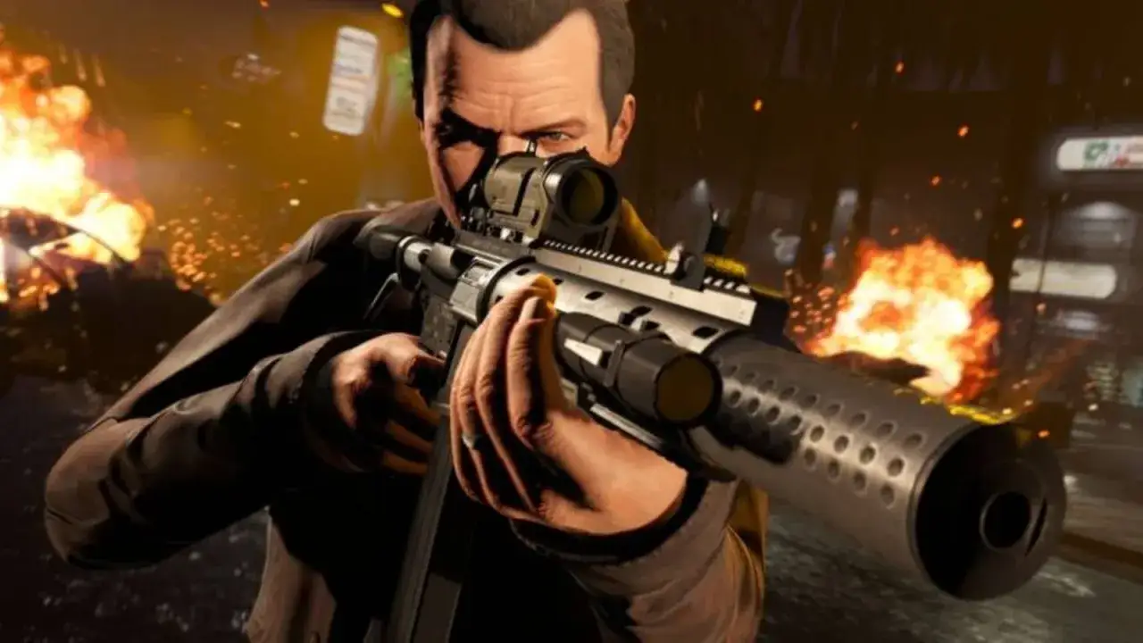 Michael De Santa z GTA V celuje z karabinu, w tle wybuchy. Szukasz kod&oacute;w do GTA 5 PS5?