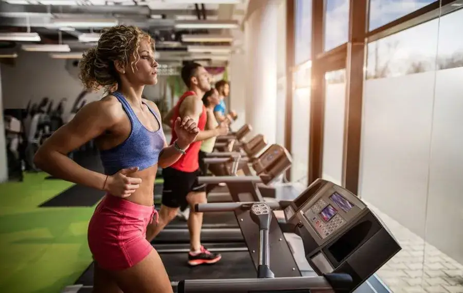 Zdjęcie Jak włączyć bieżnię w siłowni - proste kroki, które musisz znać