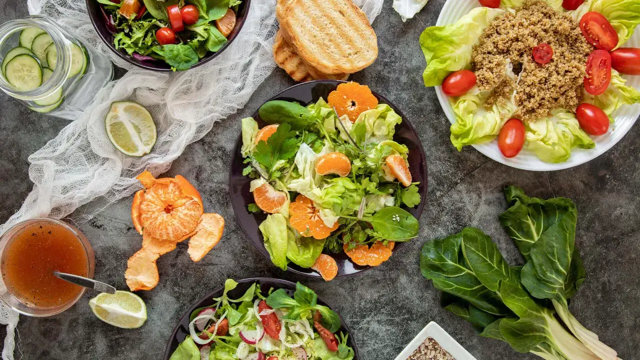 Sałatki z cytrusami i warzywami, quinoa, pieczywo. Jak uniknąć objawów niedopasowania menu do gości, uwzględniając diety vege i keto.