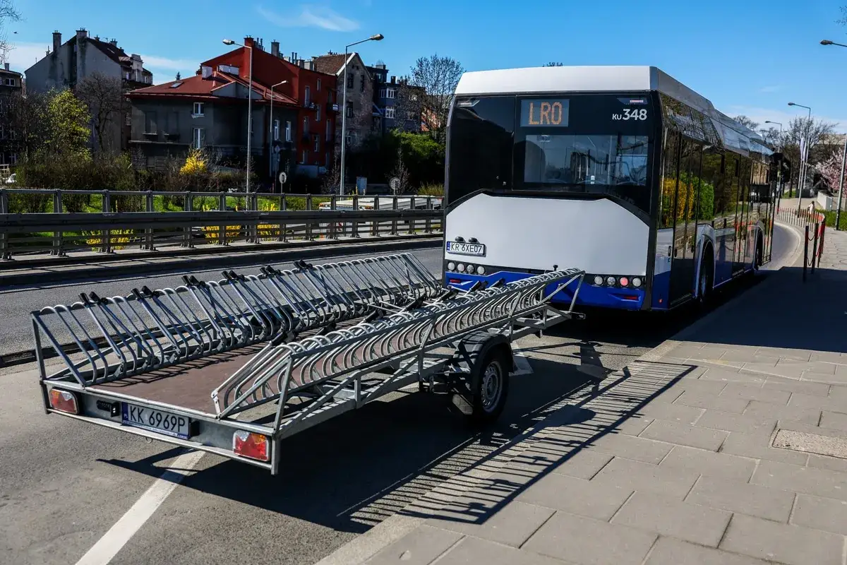 Autobus z przyczepą na rowery czeka na pasażerów. Sprawdź km szczecinek rozkład jazdy i zaplanuj podróż.