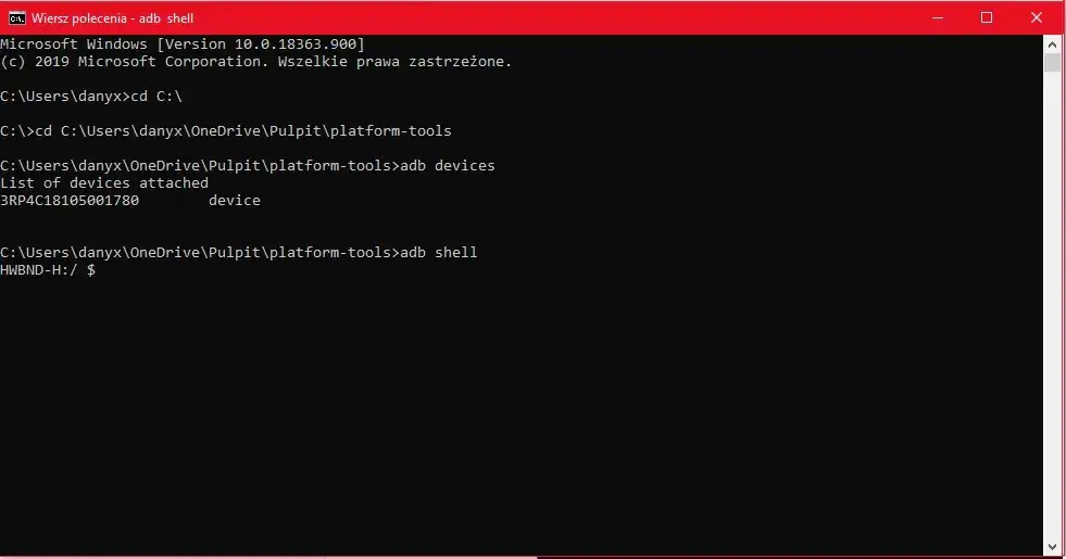 Ekran komputera z wierszem poleceń ADB i podłączony telefon Xiaomi