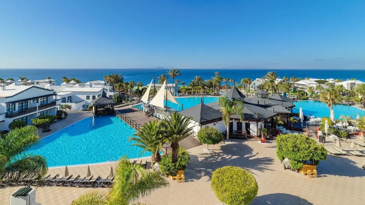 Luksusowy resort z basenami i widokiem na ocean. Idealne miejsce na wakacje, gdzie ceny w Hiszpanii mogą zaskoczyć.