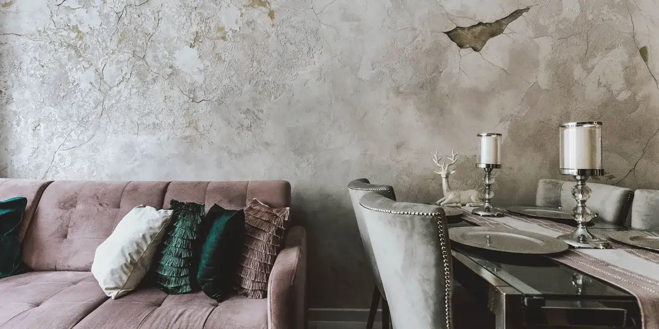 Fachowiec nakładający tynk dekoracyjny