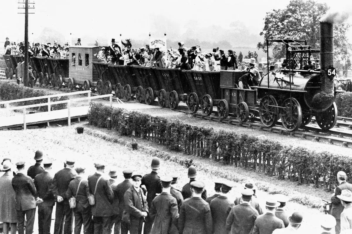Parada z okazji otwarcia linii kolejowej, tłum ludzi na wagonach i przy torach. Kto wynalazł pociąg? Ta maszyna to początek rewolucji.