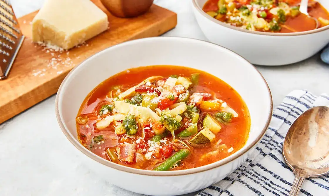 Talerz zupy minestrone z pesto