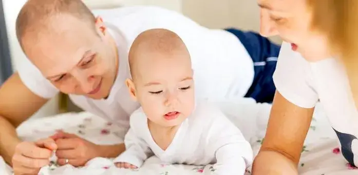 dziecko komunikujące się z rodzicem