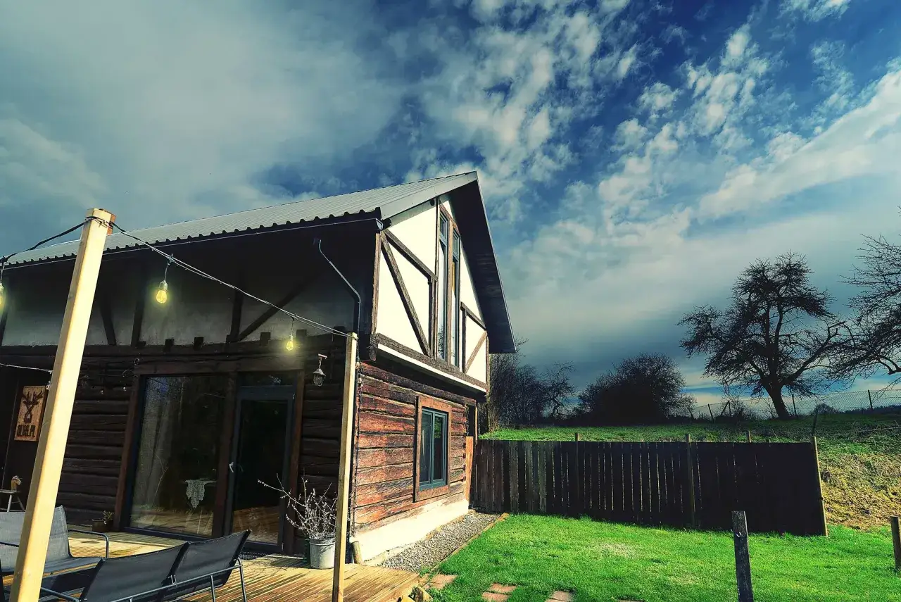 Malowniczy krajobraz Bieszczadów z domkiem w tle