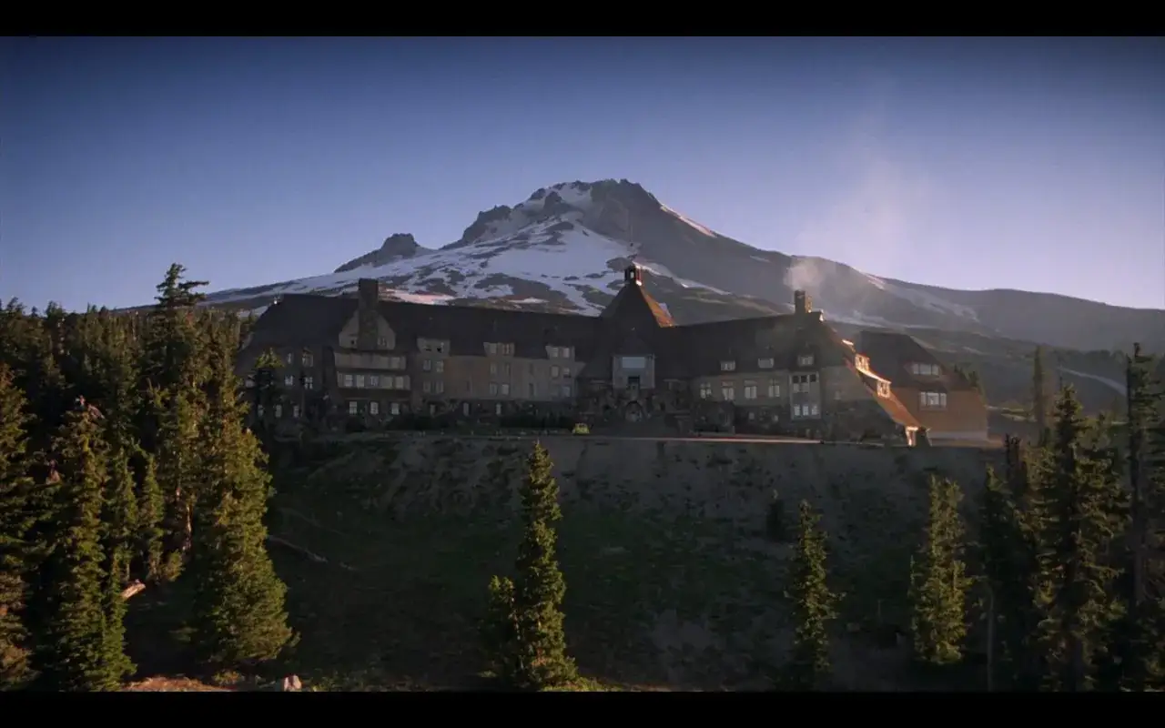 Kadr z filmu Lśnienie hotel Overlook