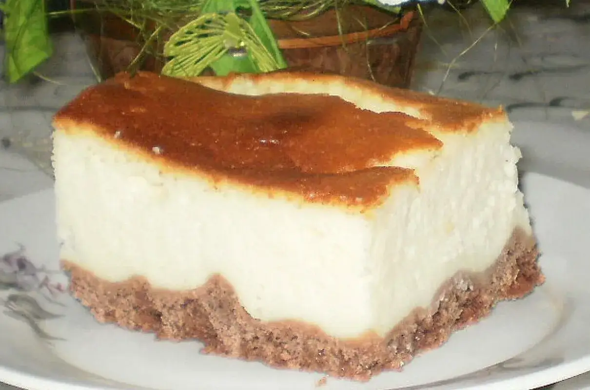 Kawałek sernika na kruchym spodzie, z lekko zarumienionym wierzchem. Może to najstarszy przepis na sernik?