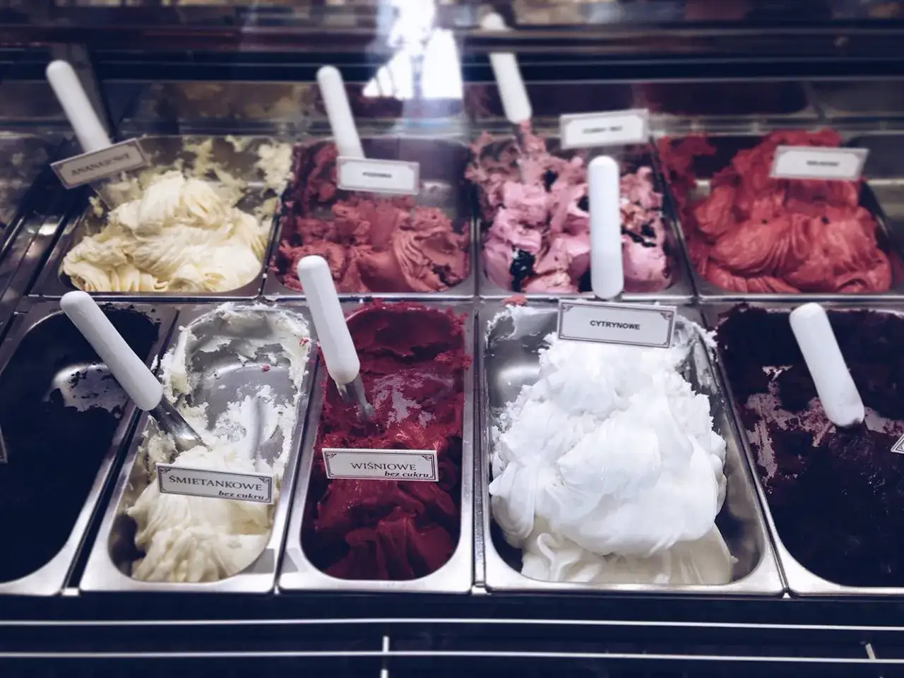 Wegańskie lody gdzie kupić? W lodziarni znajdziesz wiele smak&oacute;w, m.in. ananasowe, wiśniowe bez cukru, śmietankowe bez cukru i cytrusowe.