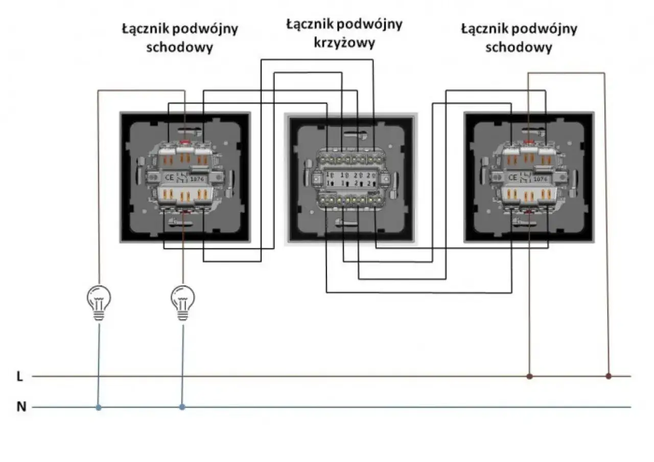 Schemat instalacji elektrycznej z włącznikiem krzyżowym, podw&oacute;jnymi schodowymi i żar&oacute;wkami.