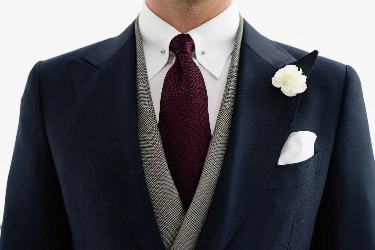 Mężczyzna w eleganckim garniturze na wesele