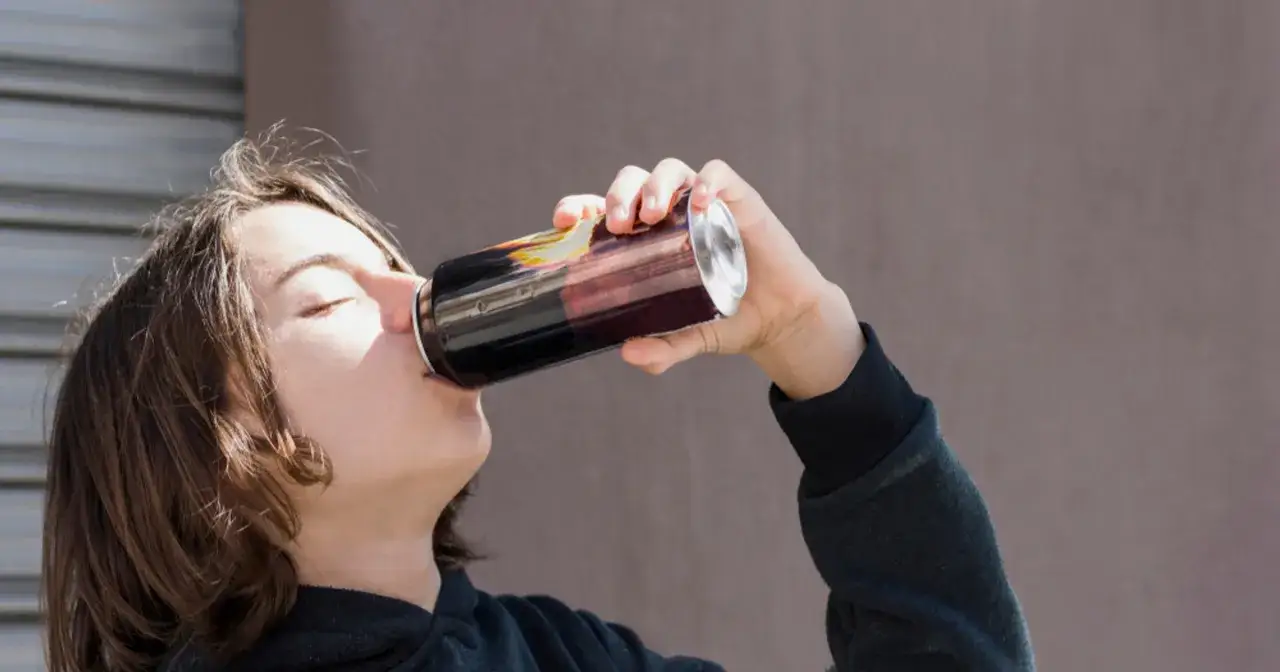 nastolatek pije energetyk