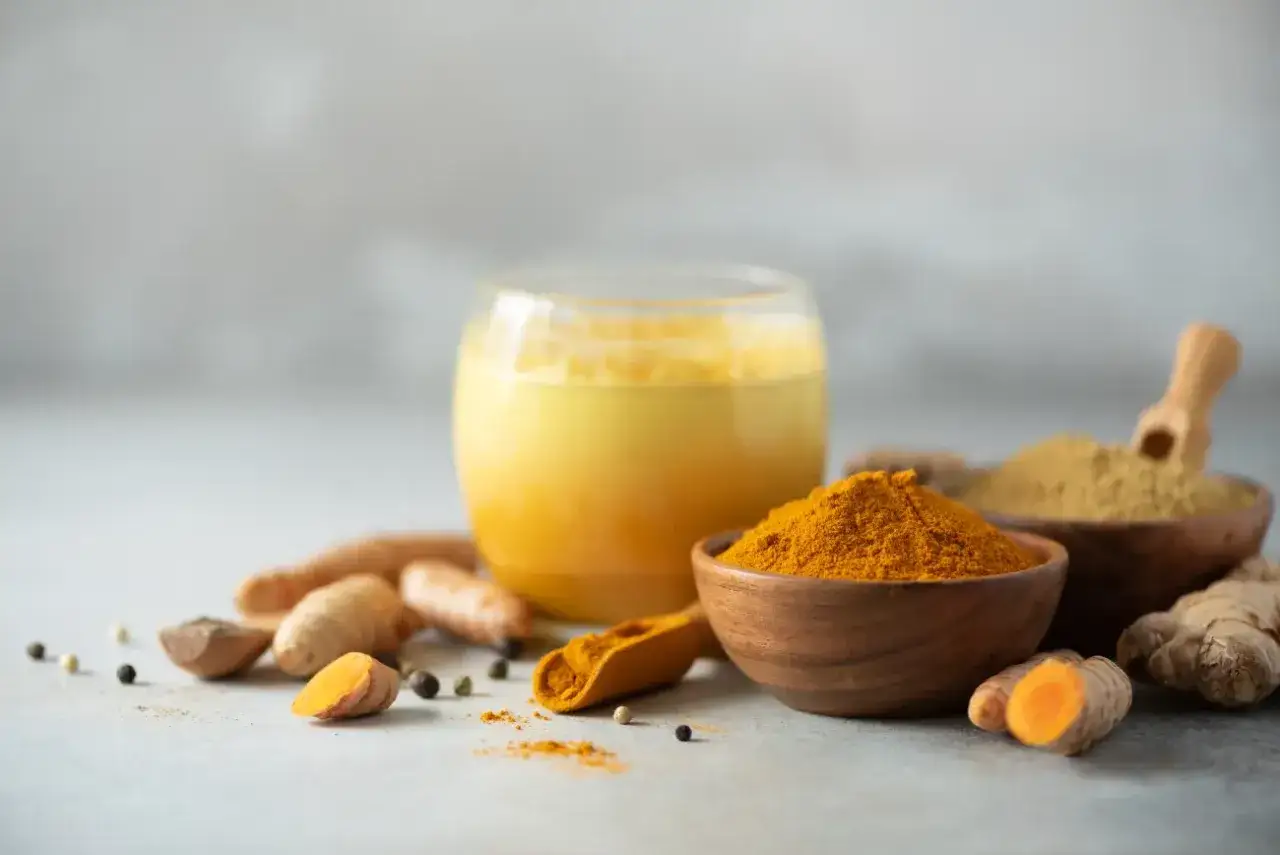 Złoty nap&oacute;j i proszek z kurkumy, korzenie i pieprz. Kurkuma do czego? Do zdrowia i smaku!