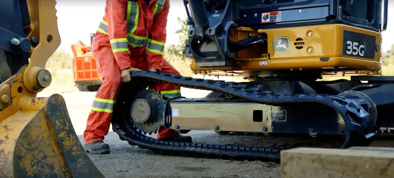 bezpieczeństwo wymiana gąsienic koparka