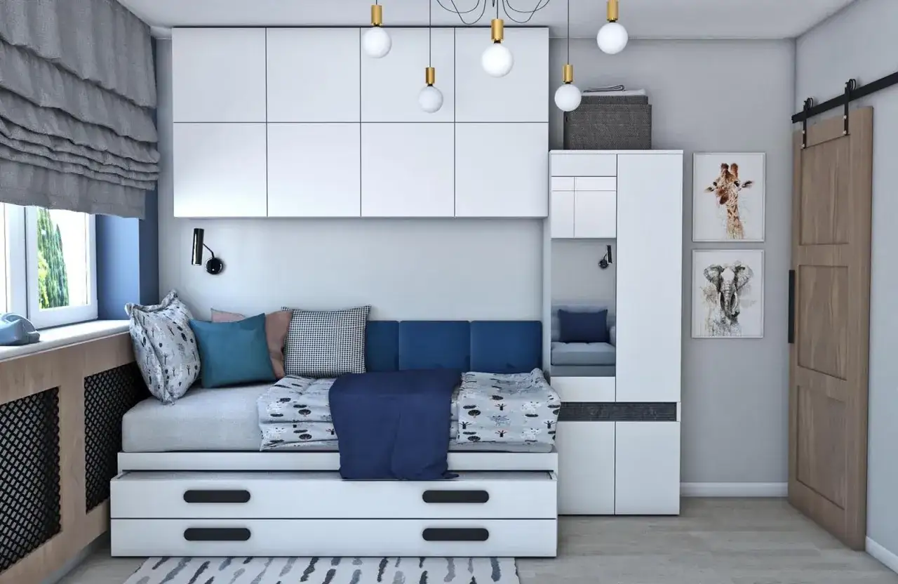 Mały pok&oacute;j dla 3 dzieci z rozkładaną sofą, szafkami i dekoracjami ze zwierzętami.