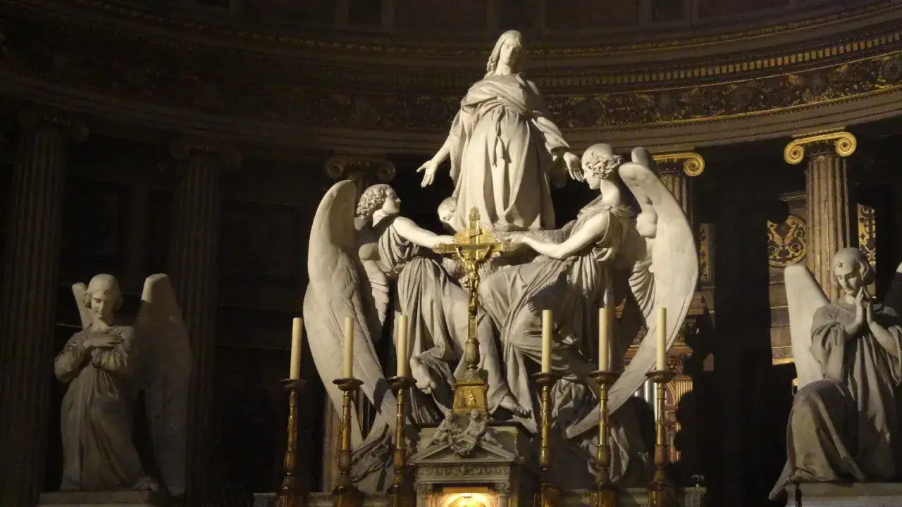 Wnętrze kościoła de la Madeleine w Paryżu. Rzeźba przedstawia Marię z aniołami przy krzyżu.