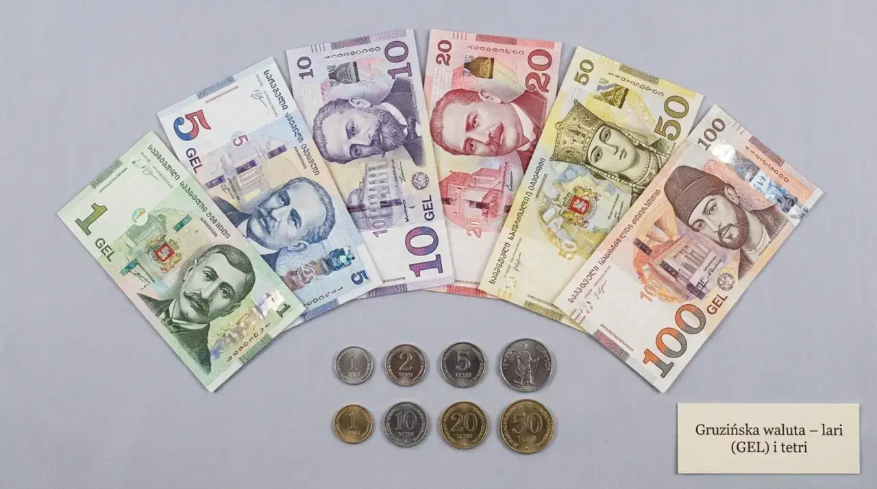 Gruzińskie banknoty i monety: 1, 5, 10, 20, 50, 100 lari. Idealne do planowania budżetu na wakacje w Batumi. Ceny mogą się r&oacute;żnić.