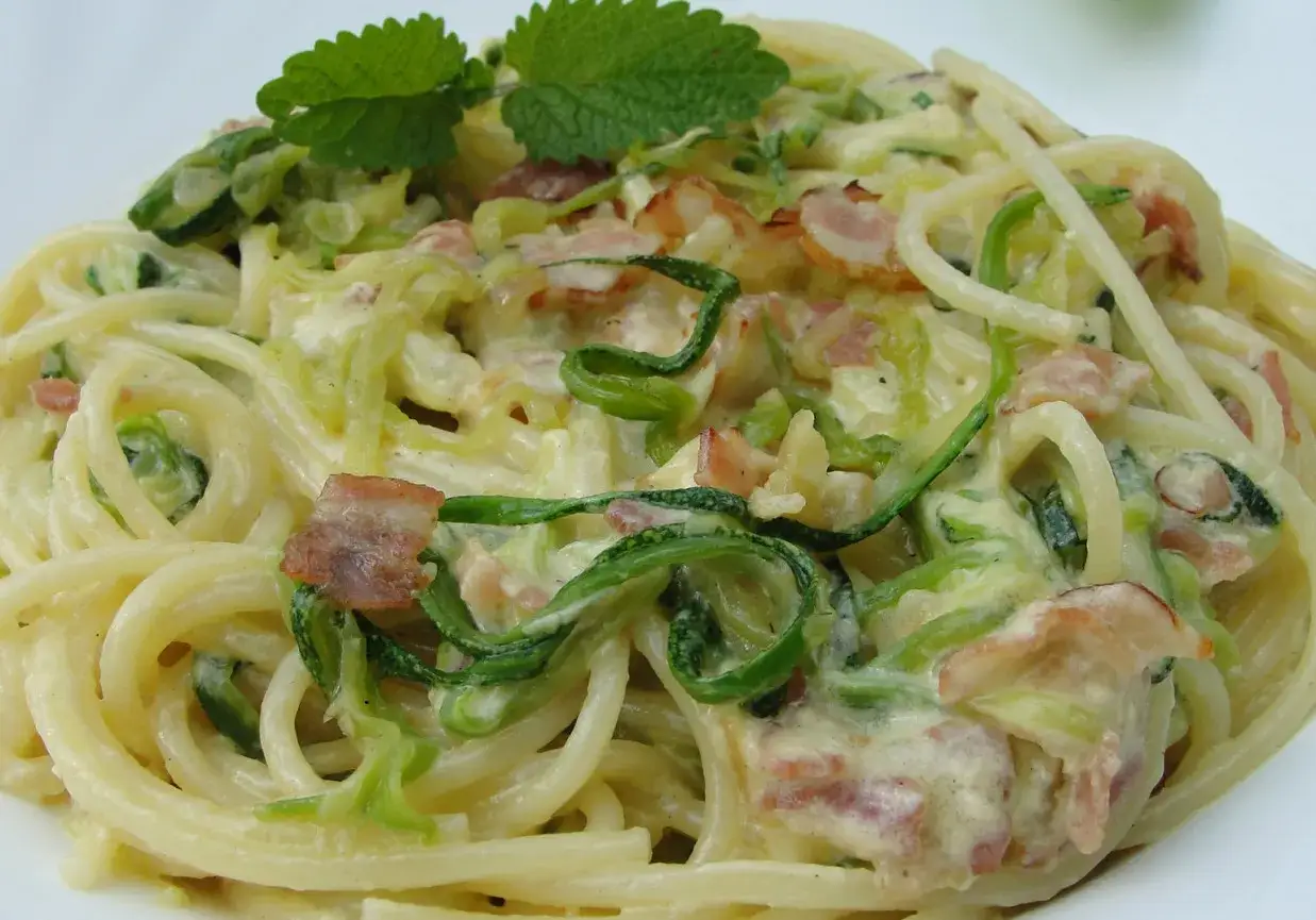 Pyszna carbonara z cukini, z chrupiącym boczkiem i świeżą miętą.