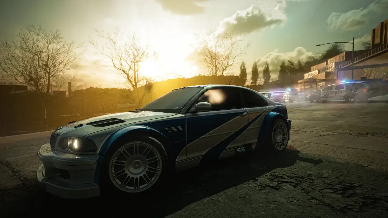 BMW M3 GTR w stylu Need for Speed Most Wanted Remake ucieka przed policją o zmierzchu.
