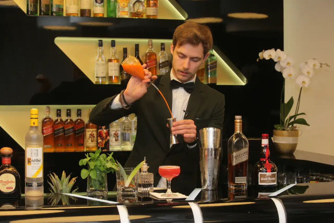 barman w hotelu luksusowym nalewający drinki