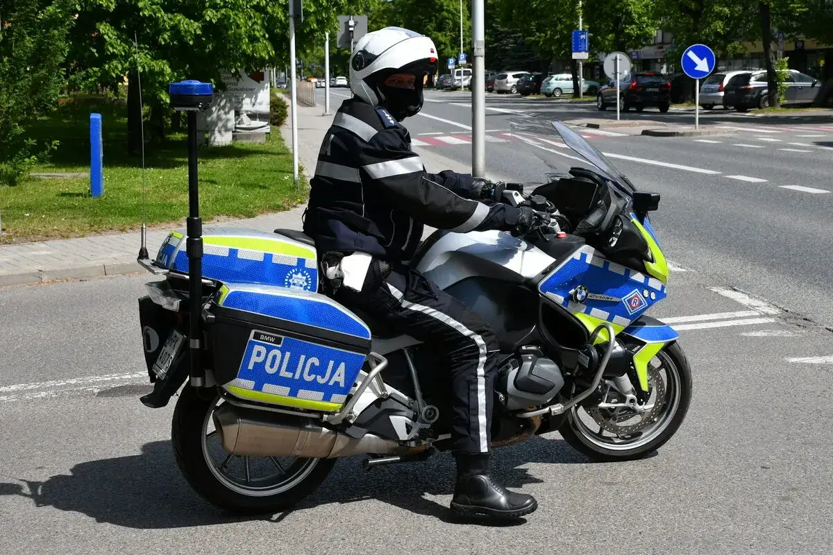 Policjant na motocyklu BMW w barwach policyjnych, gotowy do patrolowania ulic. Czy crossem można jeździć po ulicy? Tak, zwłaszcza gdy jest to policyjna maszyna!