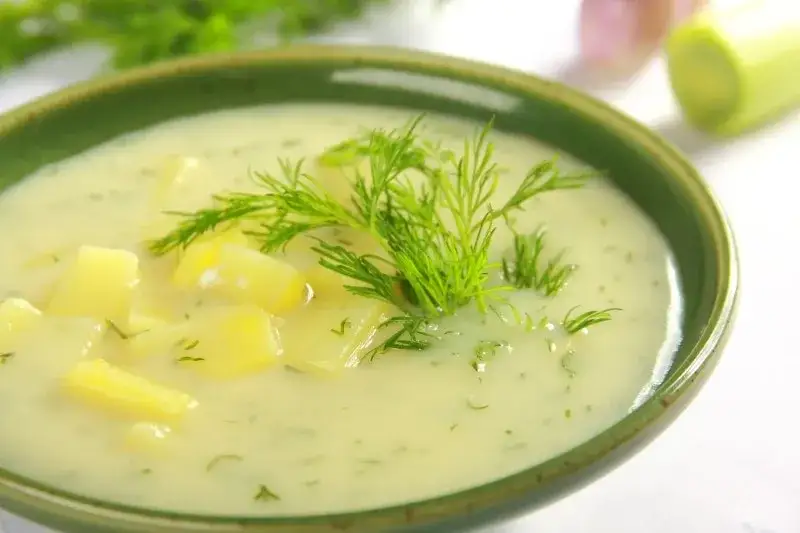 tradycyjna zupa ziemniaczana w misce z koperkiem
