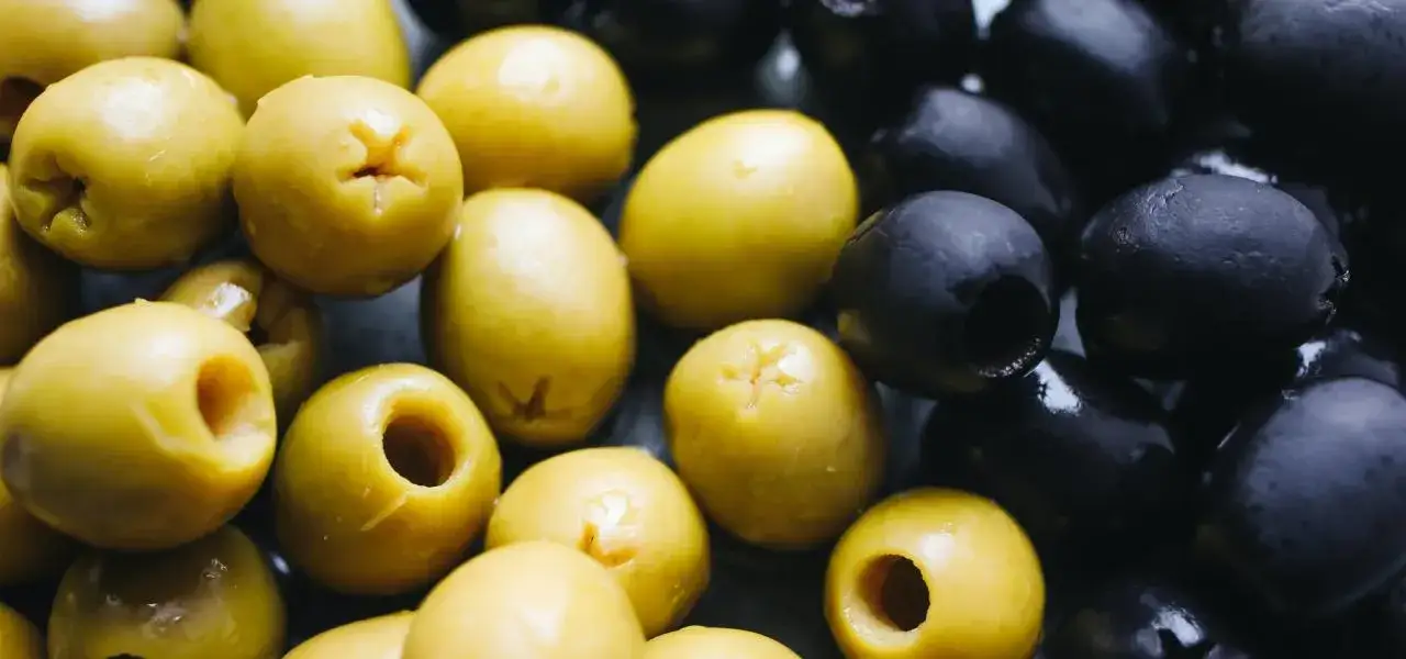 różne rodzaje oliwek zielone czarne