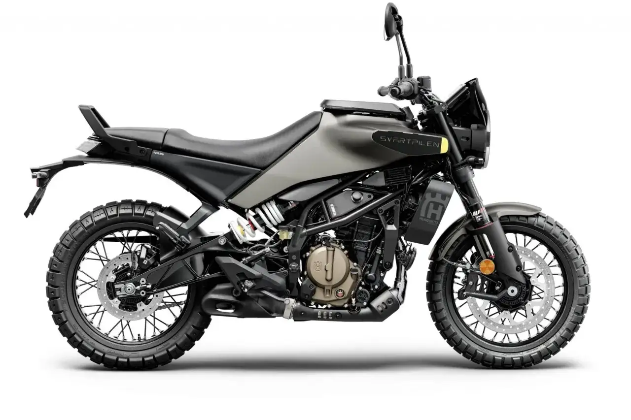 Stylowy motocykl Husqvarna 125 4T w kolorze szarym, z czarnym siedzeniem i oponami terenowymi.