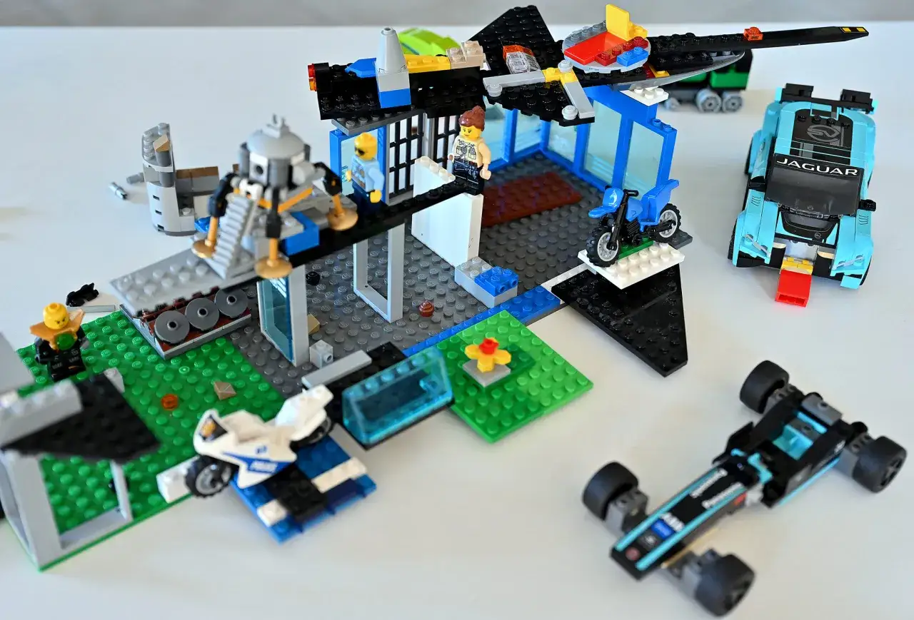 Zbuduj swój wymarzony domek z klocków LEGO! Zobacz, jak powstaje baza z helikopterem, samochodami i motocyklem.