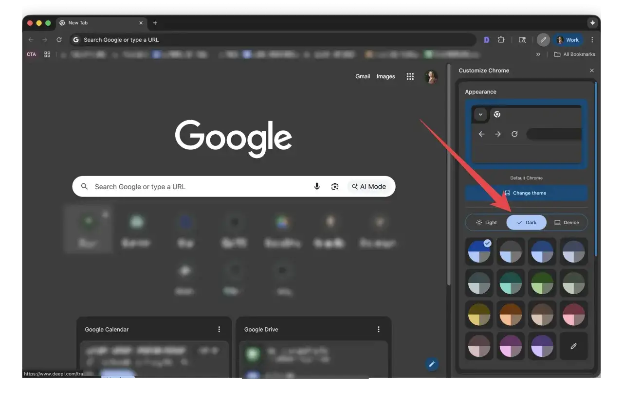 Ustawienia Chrome: ciemny motyw Google aktywowany. Widok strony z wyszukiwarką Google i opcjami personalizacji.
