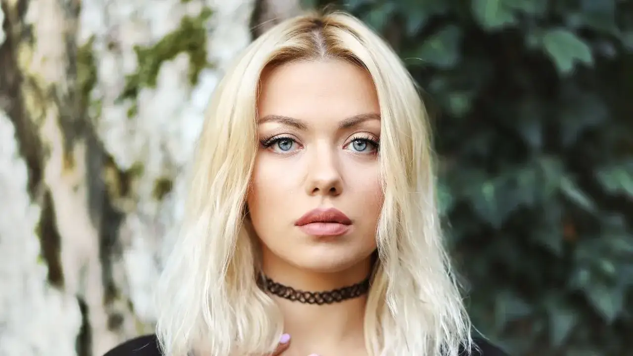 modne chokery stylizacje