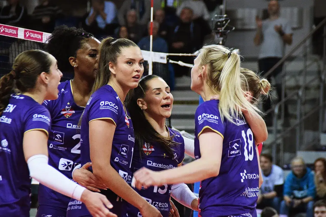 Siatkarki świętują zwycięstwo. Ich stroje z logo PGNiG sugerują, że to drużyna z polskiej ligi, być może walcząca o awans w lidze mistrzyń siatkówka tabela.