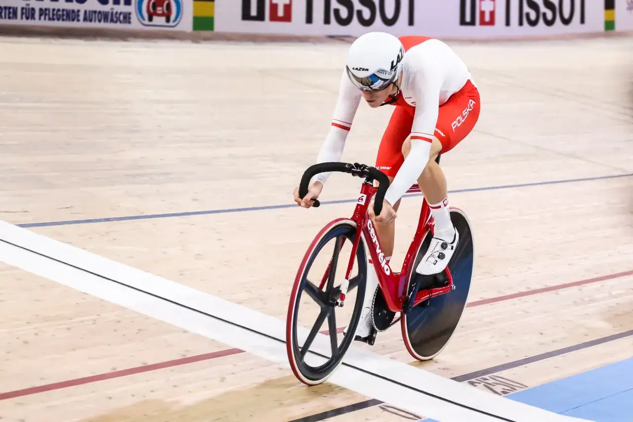 Kolarz w biało-czerwonym stroju z napisem 