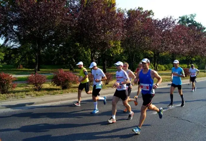 Biegacz z pulsometrem, bieganie cardio technika