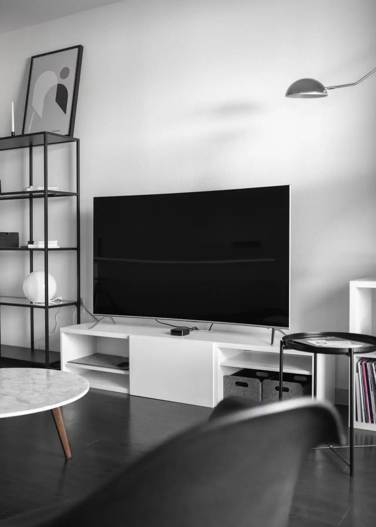 Zdjęcie Jakie oświetlenie nad telewizorem poprawi komfort oglądania?