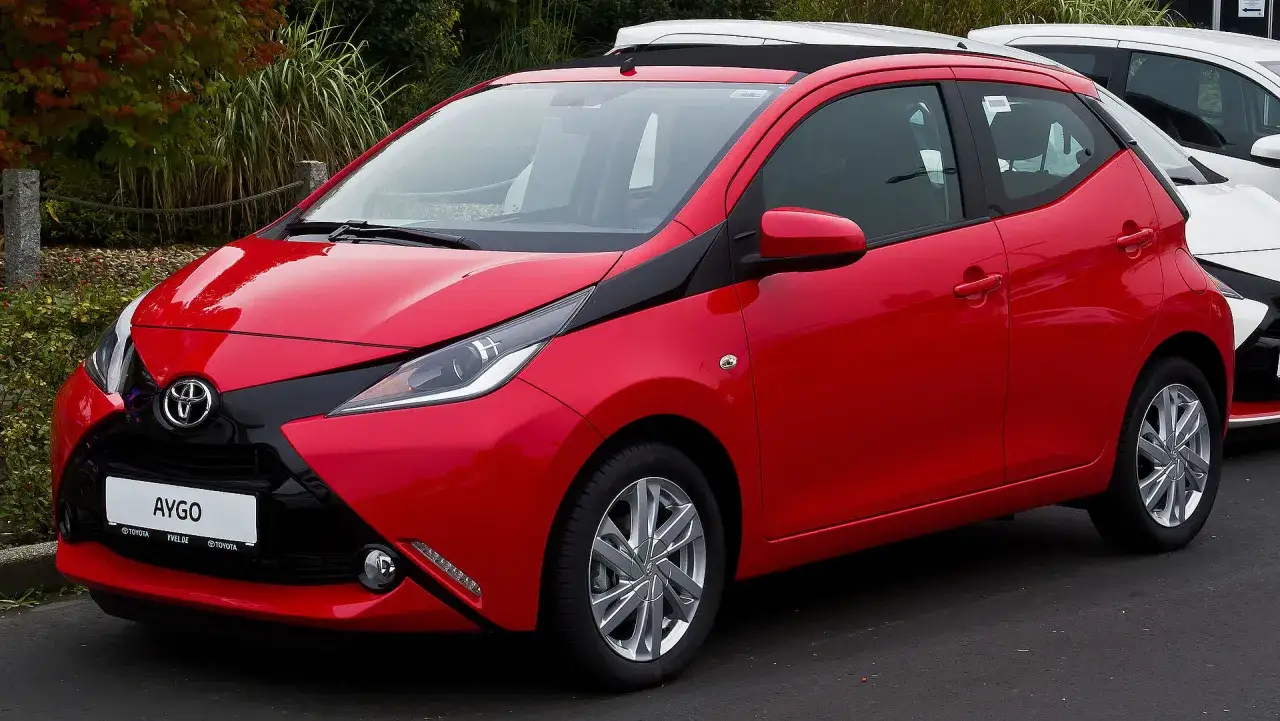 Czerwona Toyota Aygo, idealna do miasta. Zastanawiasz się, ile pali Toyota Aygo? Ten model słynie z niskiego spalania.