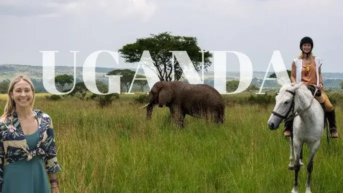 Turyści na safari w Ugandzie z rangerem