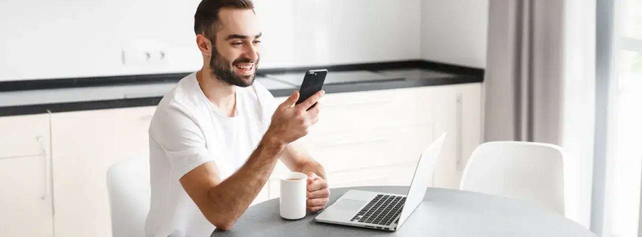 osoba korzystająca ze smartfona do bankowości online