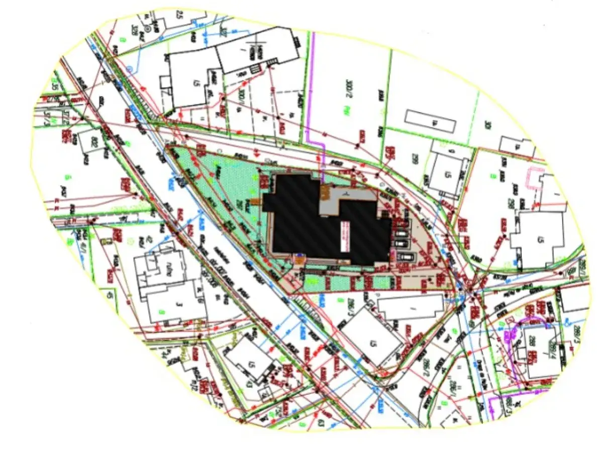 Mapa geodezyjna z zaznaczonym budynkiem i infrastrukturą. Planowanie co po zakupie działki wymaga analizy takich dokumentów.