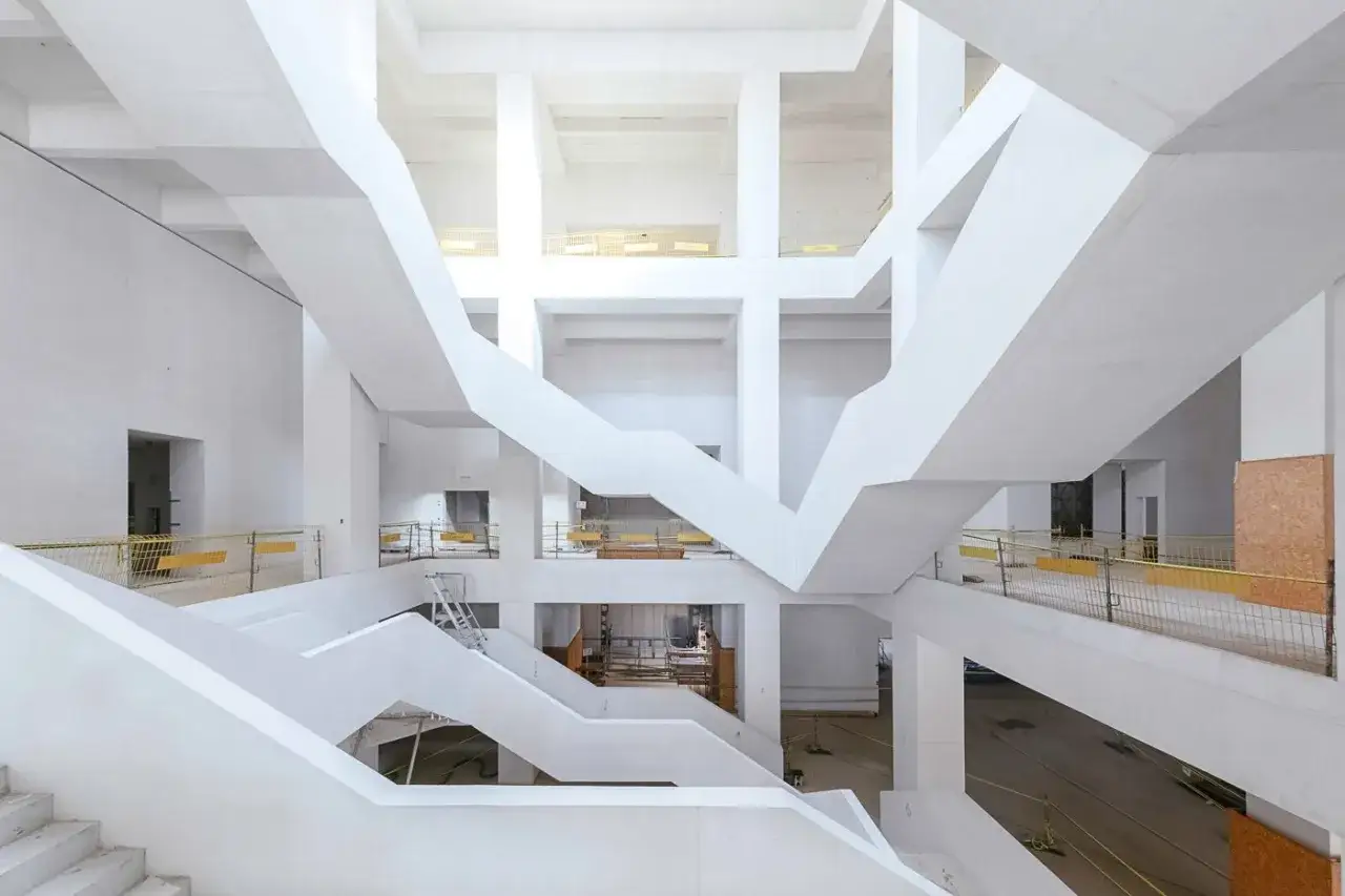 Muzeum Sztuki Nowoczesnej Warszawa wnętrze klatka schodowa