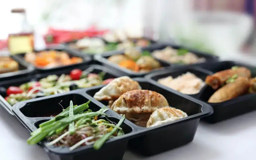 różne rodzaje cateringu, catering eventowy, firmowy, dieta pudełkowa