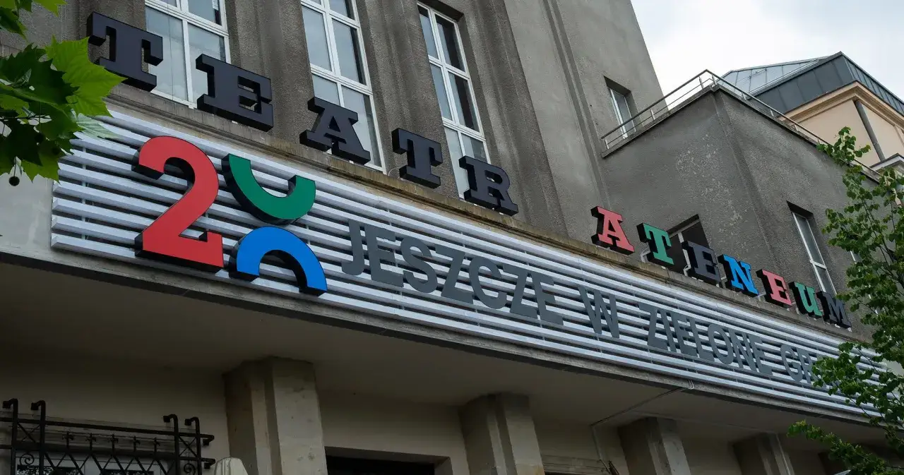 Teatr Ateneum im. Stefana Jaracza w Warszawie. Kolorowe litery i cyfry na fasadzie budynku.