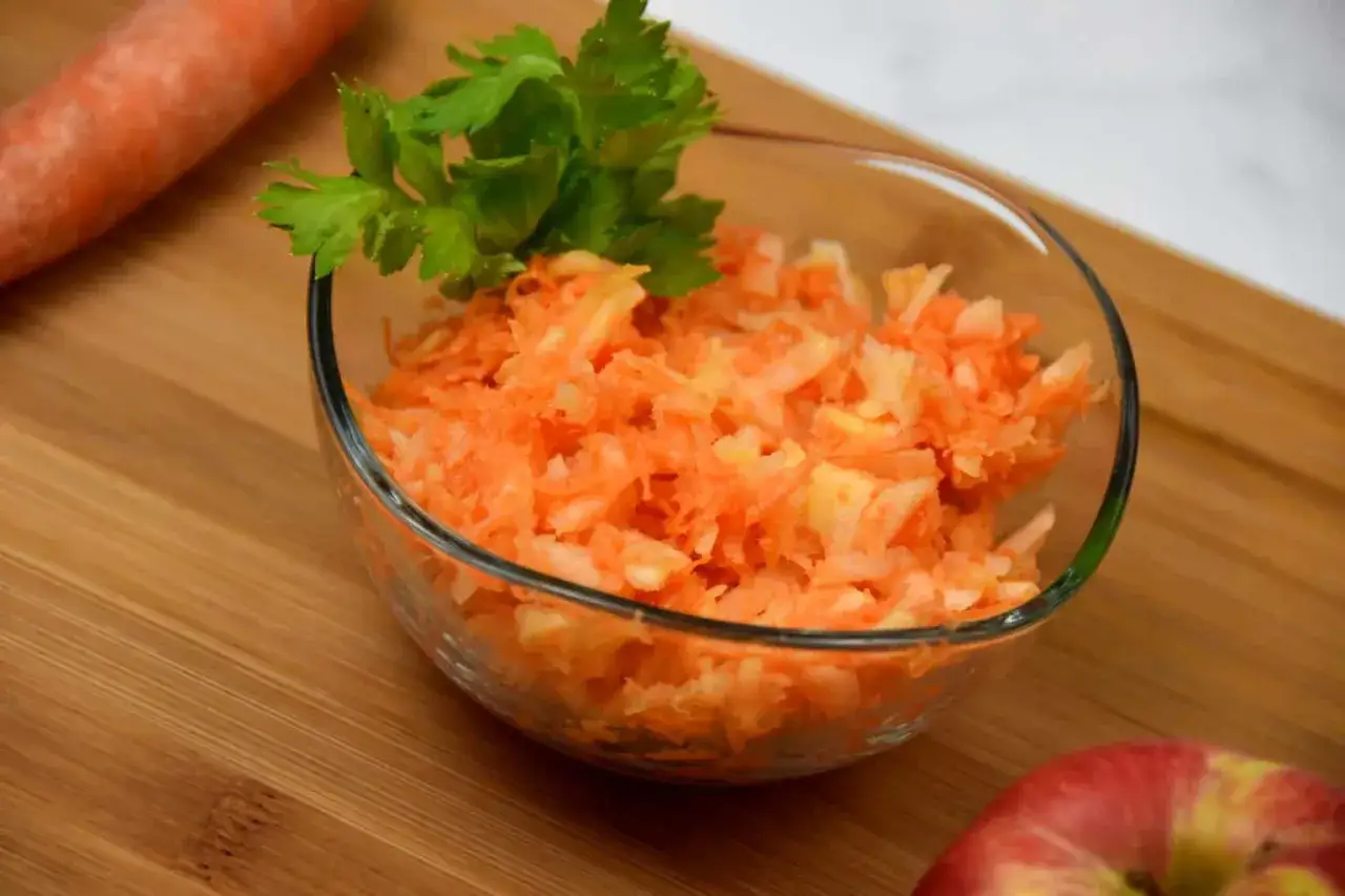 surówka z marchewki i jabłka gotowa