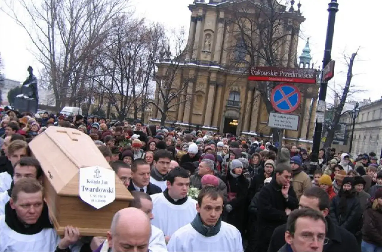 Tłum żegna trumnę z napisem 