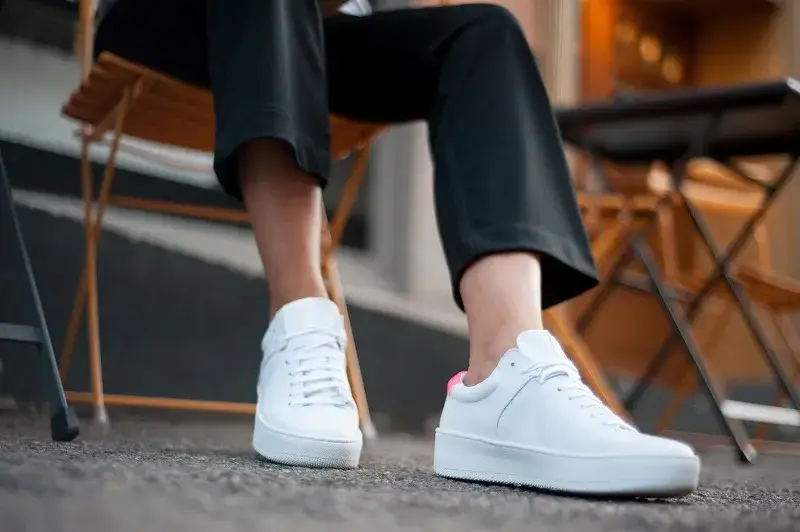 białe sneakersy czarne jeansy stylizacje